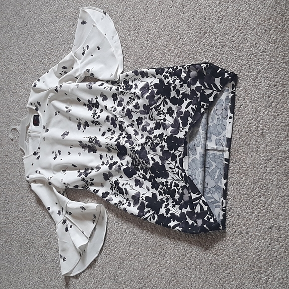 MJ Studio Floral Bell Sleeves Midi Pencil Dress. - Picture 4 of 10